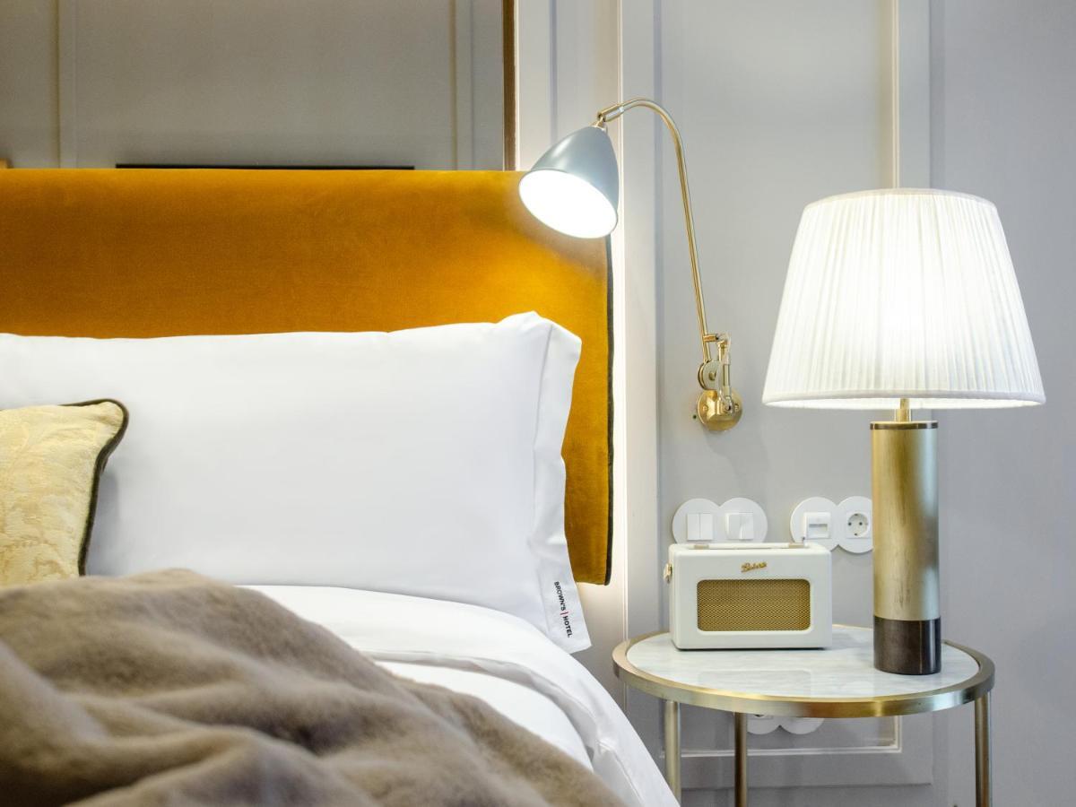 Browns Avenue Hotel Lissabon Exterior foto A bedside table with a lamp and a radio