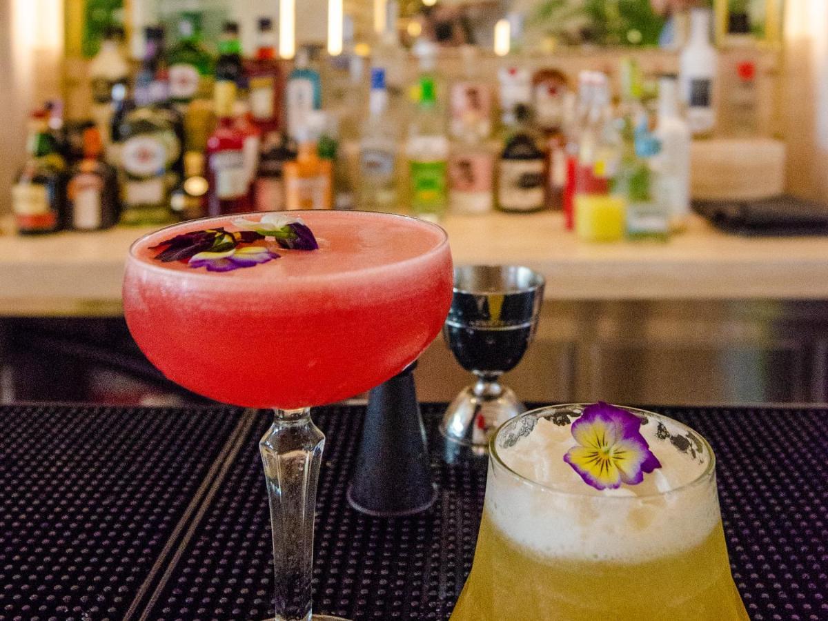 Browns Avenue Hotel Lissabon Exterior foto A French 75 (right) and a Clover Club (left)